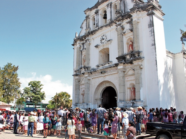 Vecinos se aglomeran frente a la iglesia de San Pedro Pinula al enterarse del robo de la imagen de la Virgen María. (Foto Prensa Libre: Hugo Oliva).