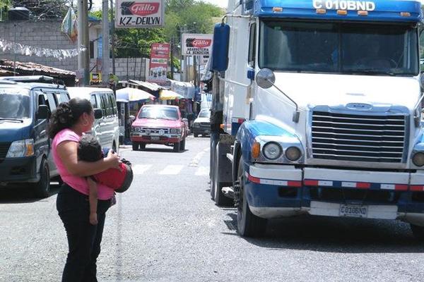 Vecinos de El Rancho tienen dificultad para atravesar la carretera al Atlántico. (Foto Prensa Libre: Héctor Contreras)