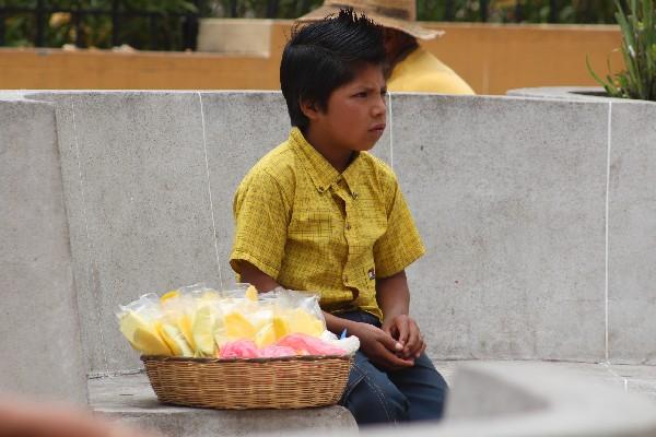este Niño de Totonicapán, en lugar de asistir a clases, se dedica a la venta de fruta.