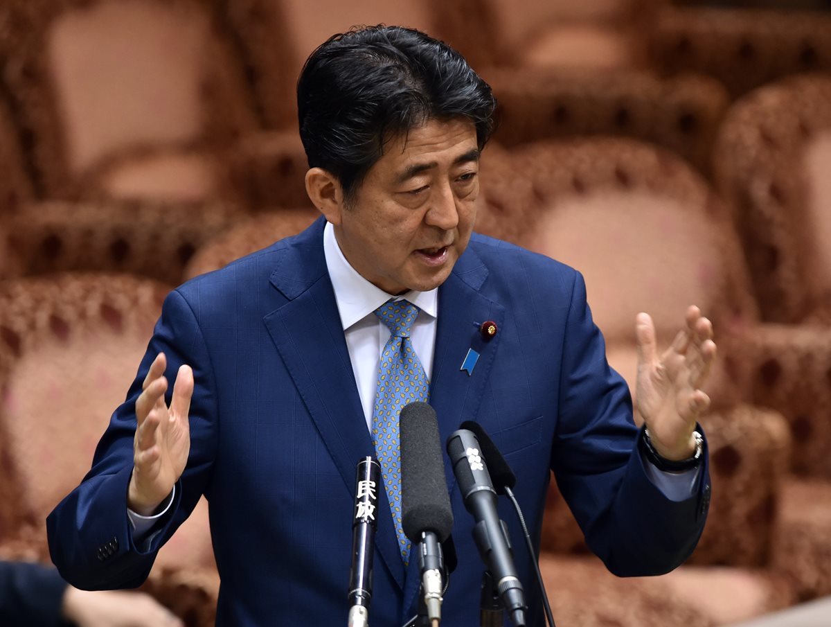 El ministro Shinzo Abe durantes su discurso este lunes. (Foto Prensa Libre: AFP)