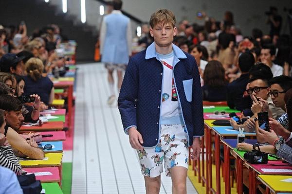 Un modelo desfila por la pasarela con una creación de la firma Au Jour le Jour Garcon, en la 86 edición de Pitti Uomo, en Florencia, Italia. (Foto Prensa Libre: EFE) 