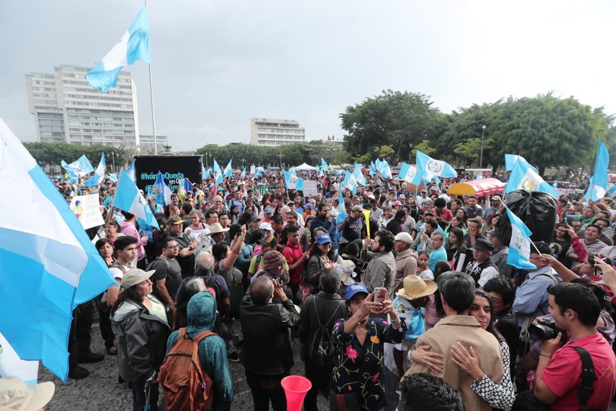 Durante la tarde de este sábado se registraron manifestaciones en contra de la decisión del presidente Jimmy Morales. (Foto Prensa Libre: Juan Diego González)