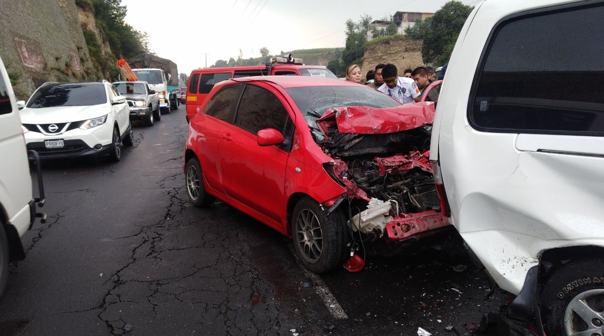 La imprudencia de un automovilsta habría provocado este jueves el múltiple accidente en la autopista Los Altos. (Foto Prensa Libre: Bomberos Voluntarios) 
