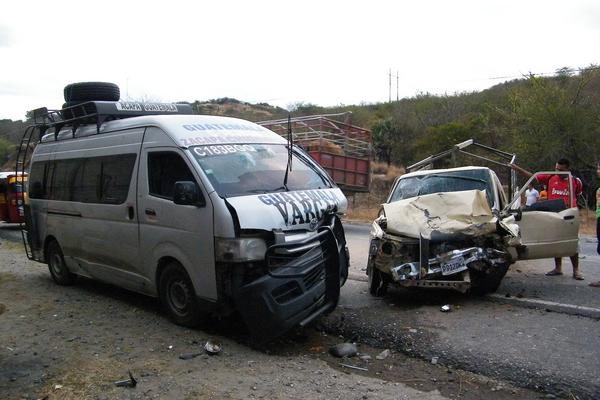 Ambos vehículos colisionaron de frente en San Cristóbal Acasaguastlán. (Foto Prensa Libre: Héctor Contreras)<br _mce_bogus="1"/>