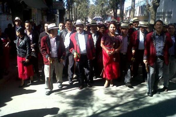 Pedro Raymundo Cobo - al centro - acompañado de simpatizantes llega a Santa Cruz del Quiché, donde recibirá su credencial como alcalde de Nebaj. (Foto Prensa Libre: óscar Figueroa)  <br _mce_bogus="1"/>