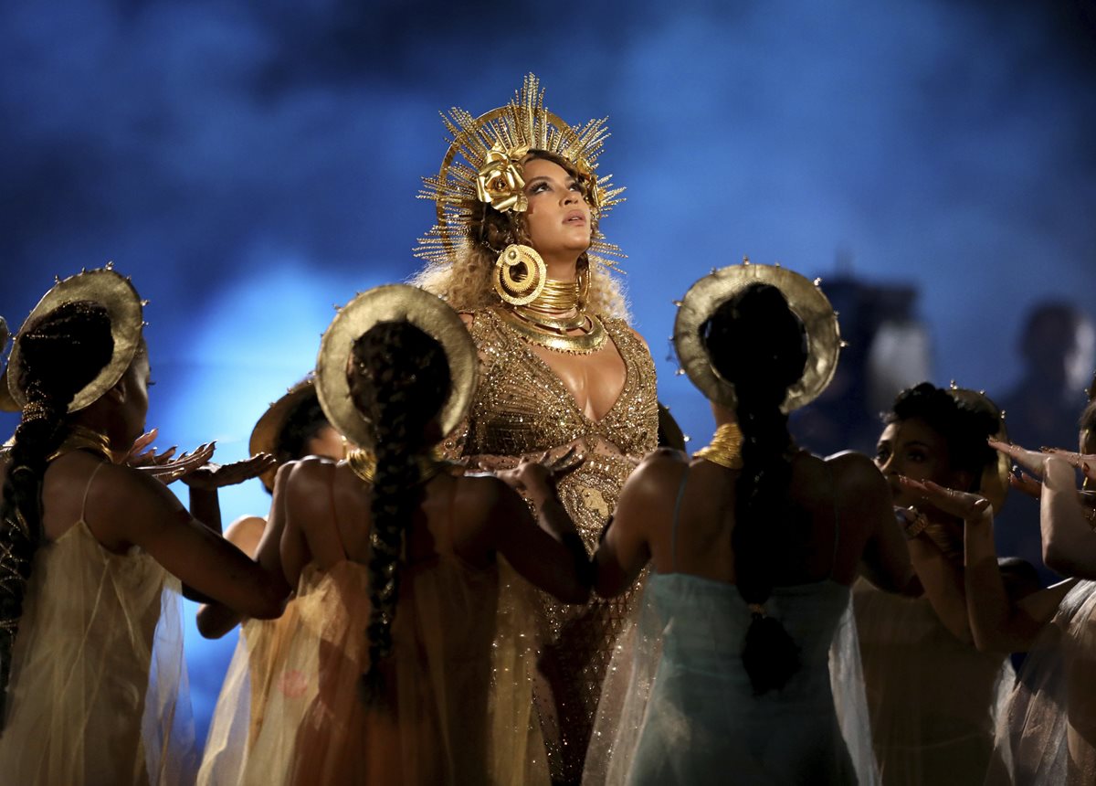 La cantante Beyoncé se presentó en la ceremonia de los Grammy. Su actuación fue muy elogiada por el atractivo visual. (Foto Prensa Libre: AP).