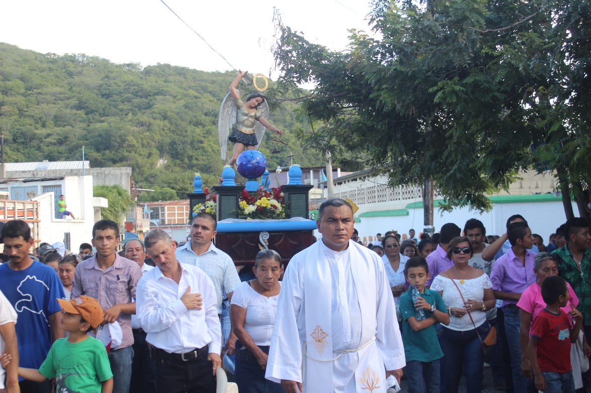 Feligreses de Gualán, Zacapa, asisten a procesión en honor de San Miguel Arcángel. (Foto Prensa Libre: Víctor Gómez)