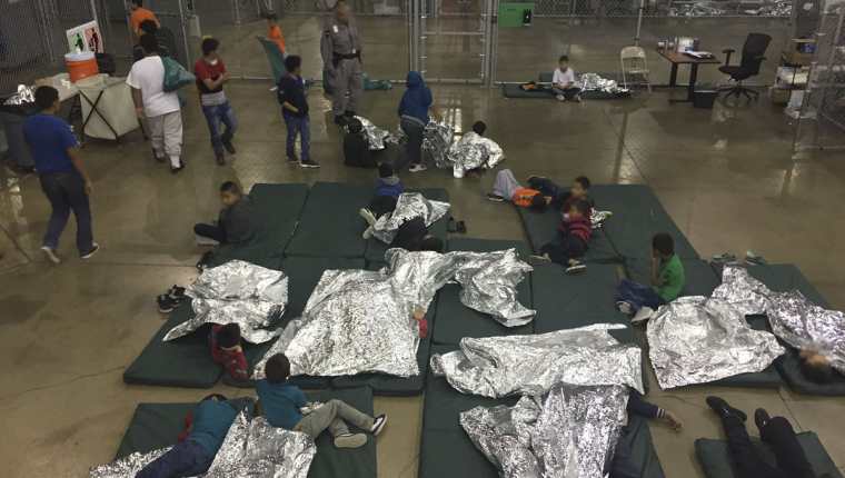 Fotografía tomada el 17 de junio y publicada el 18 y muestra a niños que fueron retenidos en la frontera, separados de sus padres y llevados al centro de McAllen, Texas.