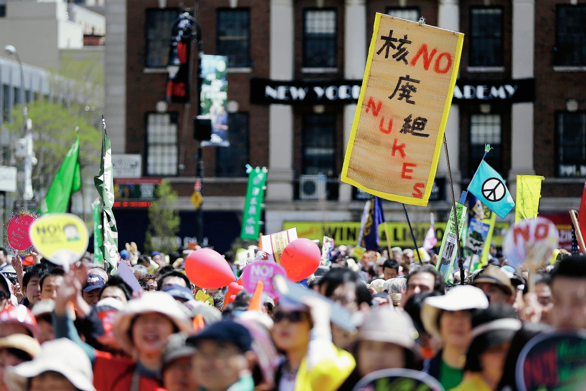 Manifestantes de varias nacionalidades llegaron a Nueva York para protestar contra las armas nucleares. (Foto Prensa Libre: AP)