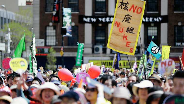 Manifestantes de varias nacionalidades llegaron a Nueva York para protestar contra las armas nucleares. (Foto Prensa Libre: AP)