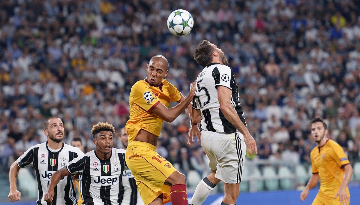 Andrea Barzagli de la Juventus le gana el balón a Steven N'Zonzi del Sevilla. (Foto Prensa Libre: AFP)