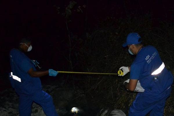 Investigadores reúnen evidencias en el lugar donde fue encontrado el cuerpo carbonizado de José Cupertino Rodríguez, en San Antonio La Paz. (Foto Prensa Libre: Hugo Oliva)