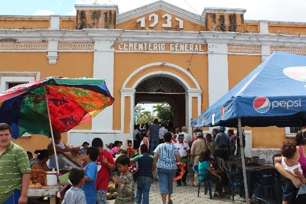 Vecinos de Chiquimula llegan al Cementerio General para  visitar  a sus parientes que ya partieron a la  eternidad.