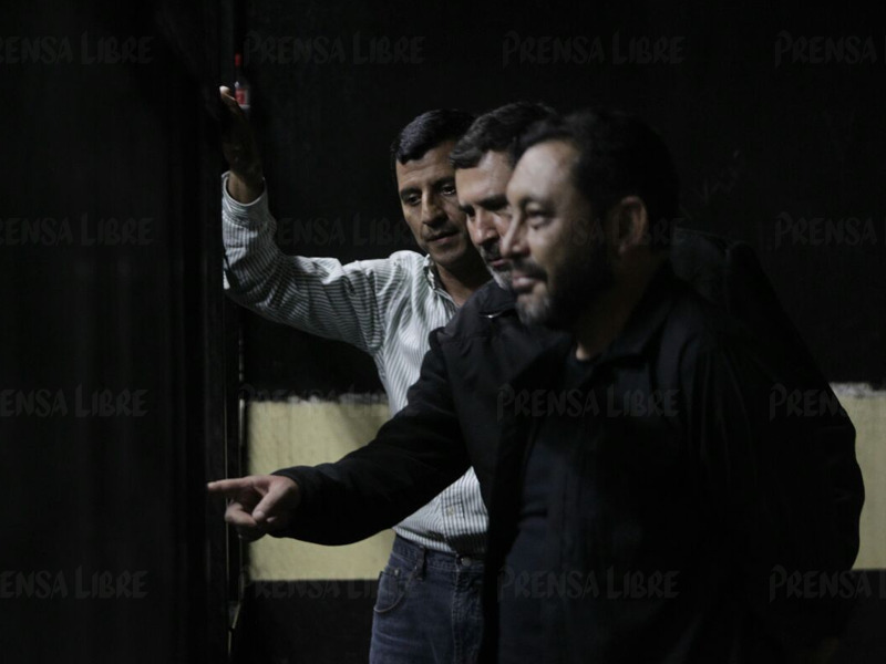 Los exministros de Gobernación, Mauricio López Bonilla, y de Defensa, Manuel López Ambrosio, detenidos por corrupción. (Foto Prensa Libre: E. Bercian)