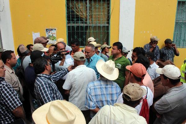 El alcalde Élmer Guerra —al centro de camisa celeste—, es rodeado por empleados municipales.