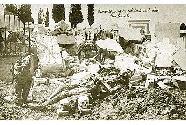 Las tumbas del Cementerio de General fueron destruidas y varios restos humanos quedaron expuestos, como se aprecia en la gráfica. (Foto: Hemeroteca PL)