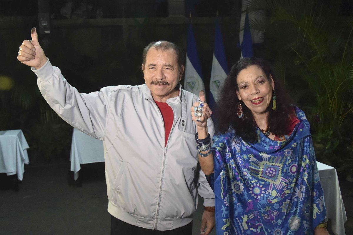 El presidente de Nicaragua, Daniel Ortega, y su esposa, Rosario Murillo (d), posan después de votar este domingo. (Foto: Prensa Libre: EFE)