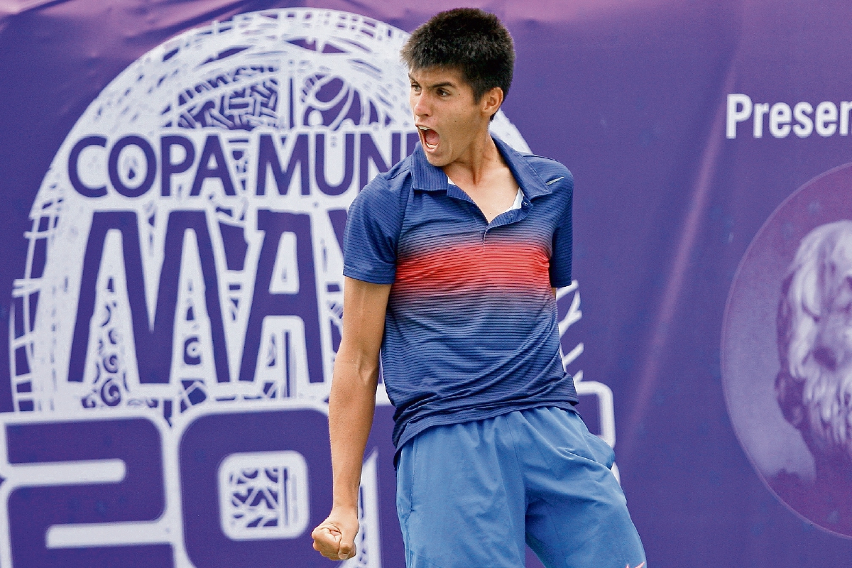 Cristopher Vleeming celebra la victoria tras un intenso duelo, que tuvo un fuerte clima. (Foto Prensa Libre: Jesús Cuque)