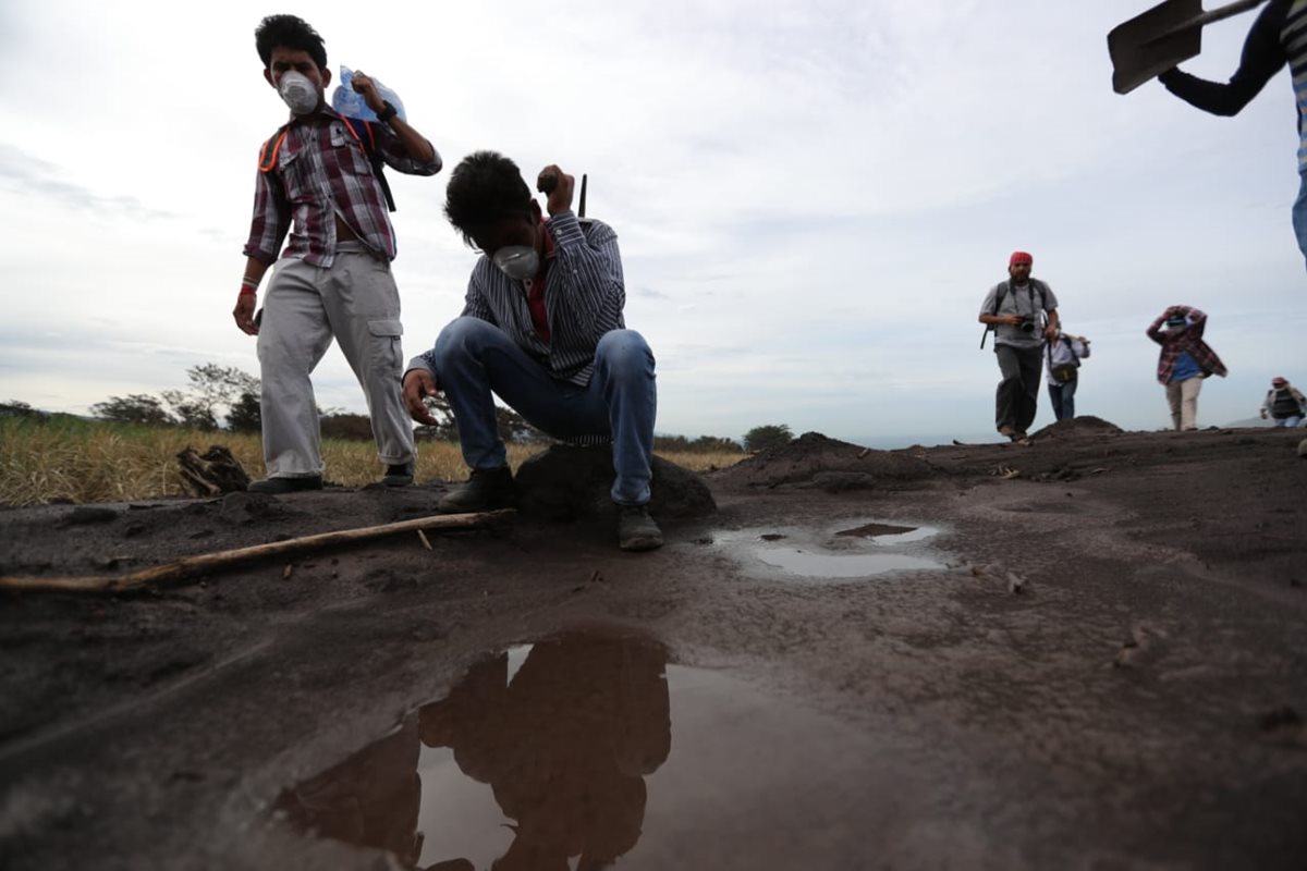 Vecinos caminan hacia San Miguel Los Lotes para buscar a víctimas de la erupción del Volcán de Fuego. (Foto Prensa Libre: Carlos Hernández)