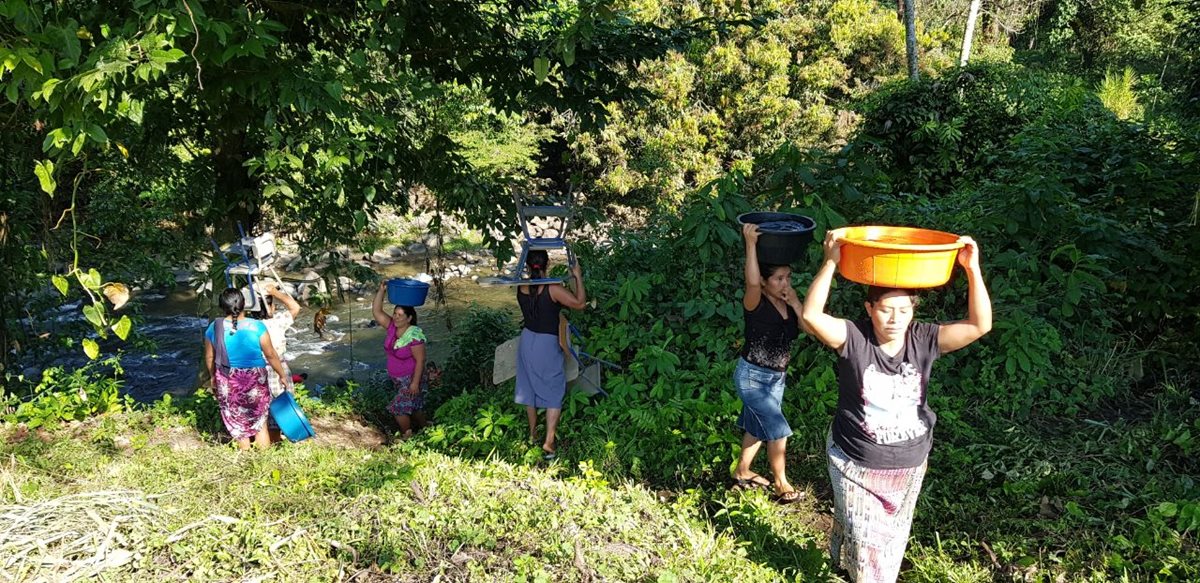 Precariedad en Suchitepéquez. En la escuela de la aldea La Fortuna, estudiantes debieron llevar los pupitres al río Moca para lavarlos. (Foto Prensa Libre: Cristian Icó)