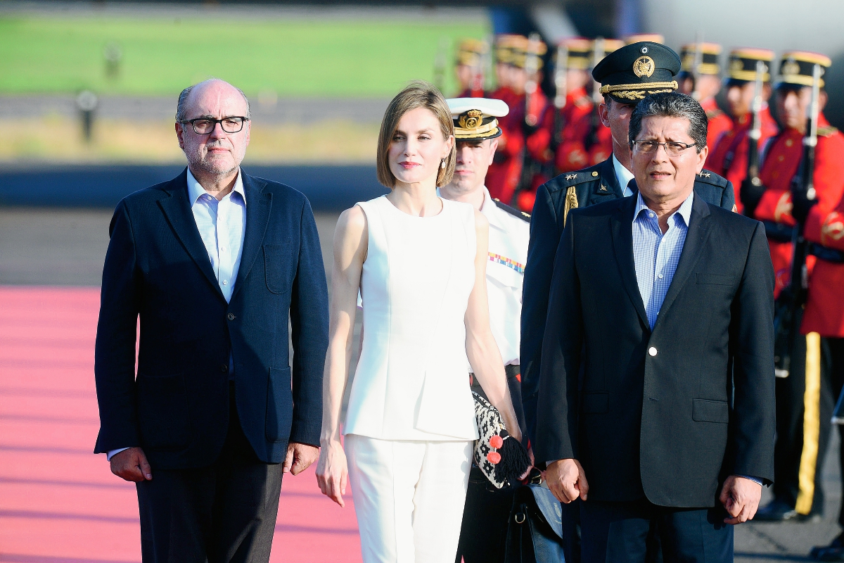 La reina Letizia de España camina acompañada del viceministro de Relaciones Exteriores  de El Salvador, Jaime Mirandaa su llegada a San Salvador. (Foto Prensa Libre:AFP).