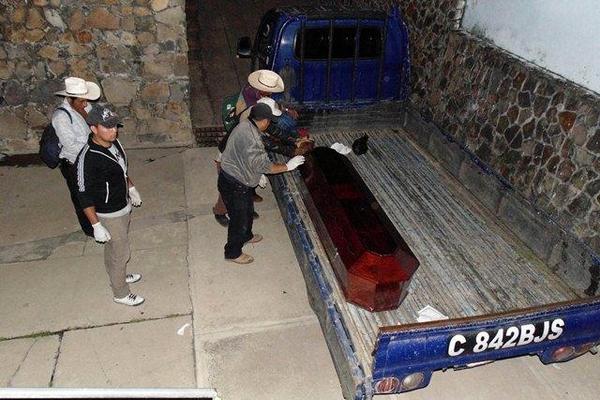 Empleados de una funeraria y familiares ingresan el cadáver de Federico Pérez a la morgue de la ciudad de Jalapa. (Foto Prensa Libre: Hugo Oliva)