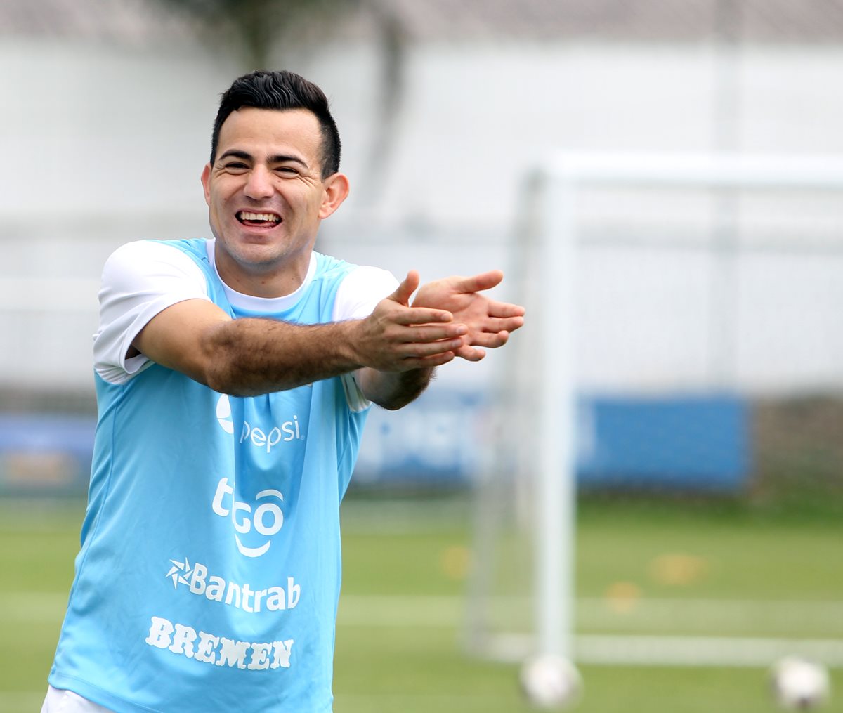 Marco Pablo Pappa presumió su entusiasmo durante el entrenamiento de ayer con la Bicolor, en el Proyecto Goal en la zona 15. (Foto Prensa Libre: Edwin Fajardo)