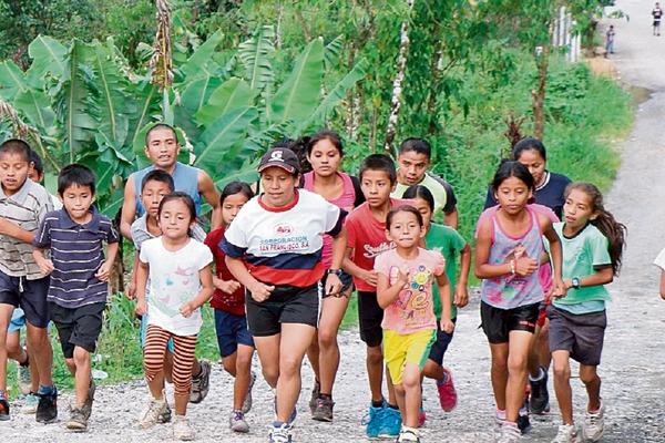 Entrenadora indígena considera que el gran reto de sus discípulos es que logren destacar en la disciplina  de  atletismo nacional e internacional. (Foto Prensa Libre: Eduardo Sam Chun)