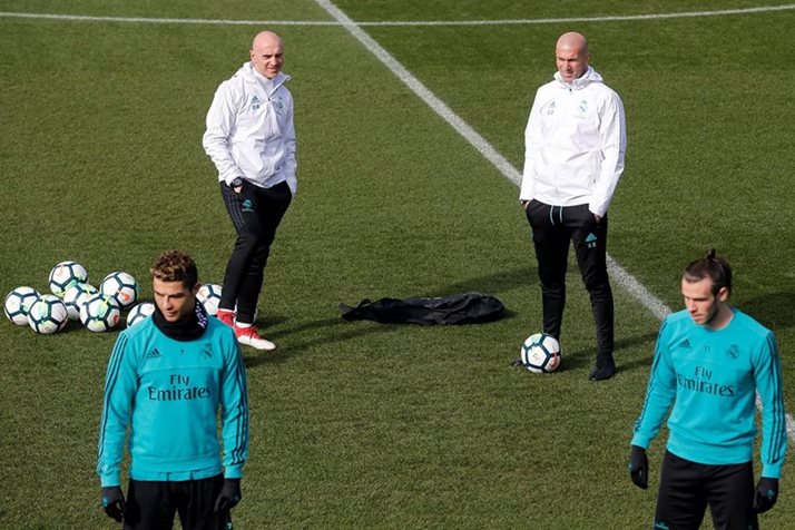 Zinedine Zidane observa a Cristiano Ronaldo y Gareth Bale durante el entrenamiento de este sábado. (Foto Prensa Libre: EFE)