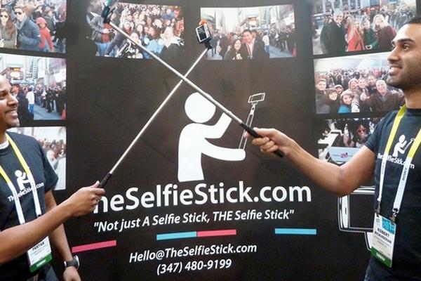 Empresas emergentes ganan terreno con dispositivo para tomar selfies (Foto Prensa Libre: AFP.