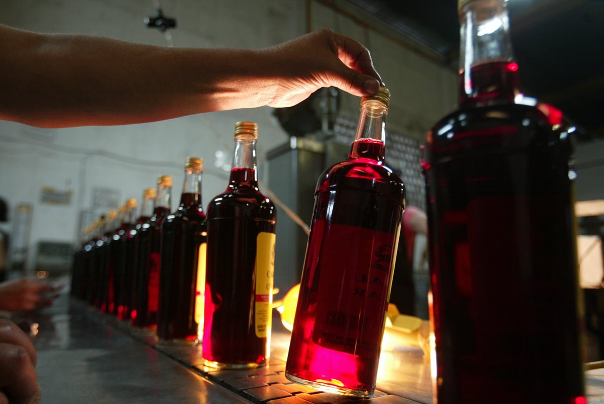 Botellas de vino que se utiliza para consagrar en la misa, producido por una empresa guatemalteca. (Foto: Hemeroteca PL)
