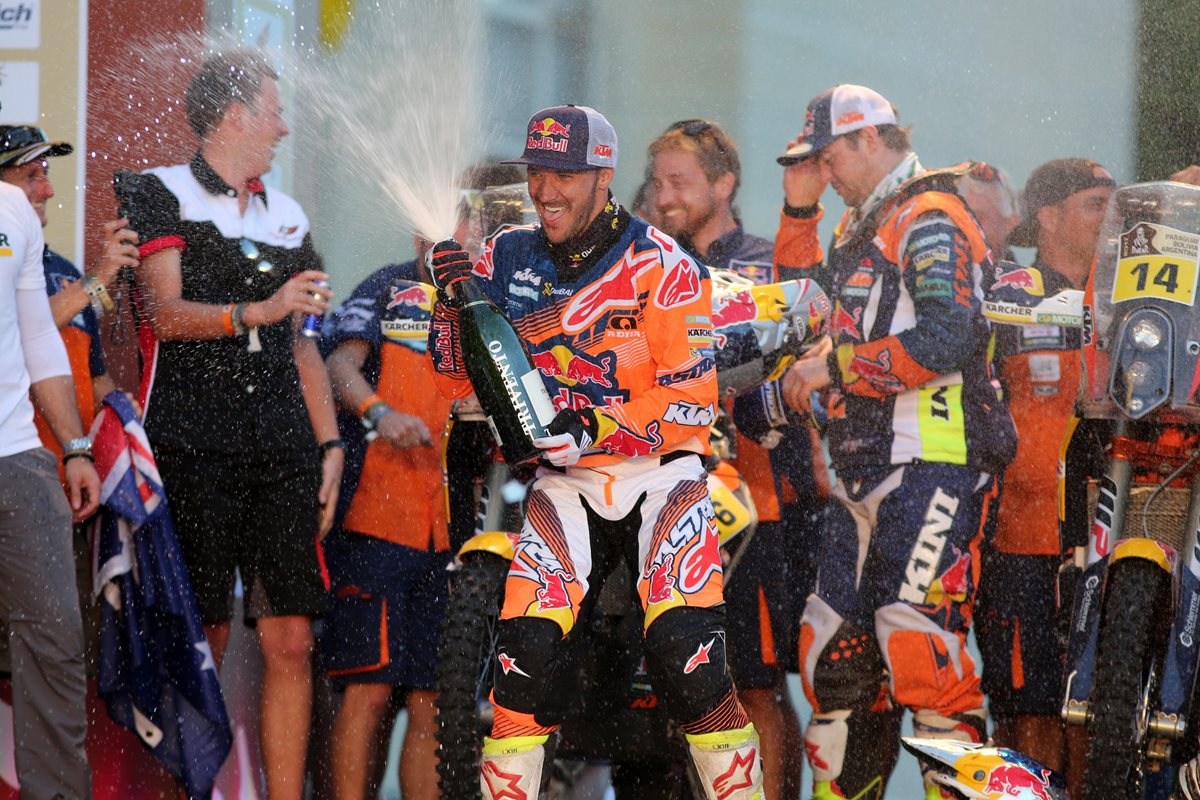 El británico Sam Sunderland (c) celebra su primer lugar en la categoría motos del Rally Dakar 2017. (Foto Prensa Libre: EFE)