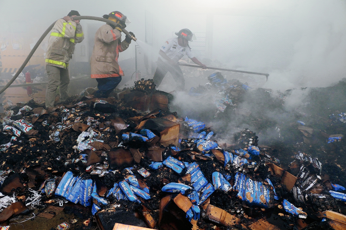 Los socorristas utilizaron más de seis mil galones de agua para apagar las llamas que amenazaban con quemar todo el producto que estaba almacenado. Foto Prensa Libre: Eduardo Sam)