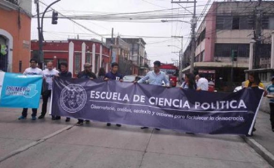 Jóvenes llegan al Ministerio Público luego de marcha pacífica