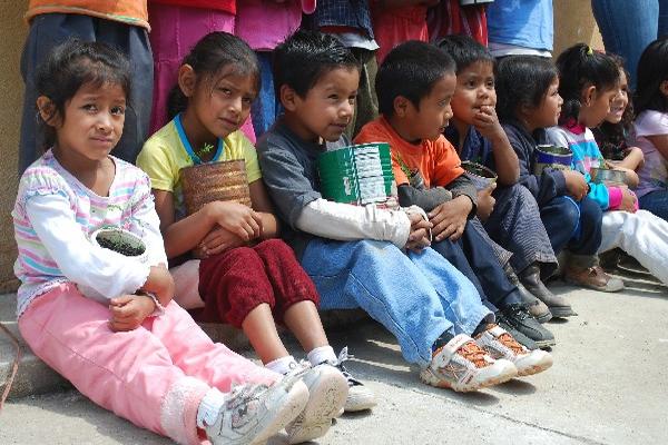 ESTUDIANTES DE primaria de la aldea El Terrero, zona 4 de Huehue, participan en programa Adopta un Árbol.