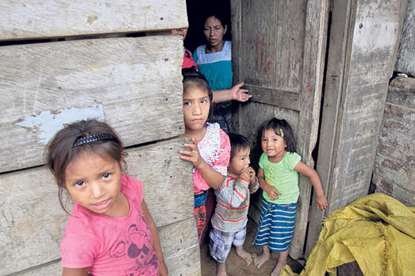 Una familia de San Vicente Cimientos, Escuintla, continúa su rutina cotidiana  pese a los retumbos.