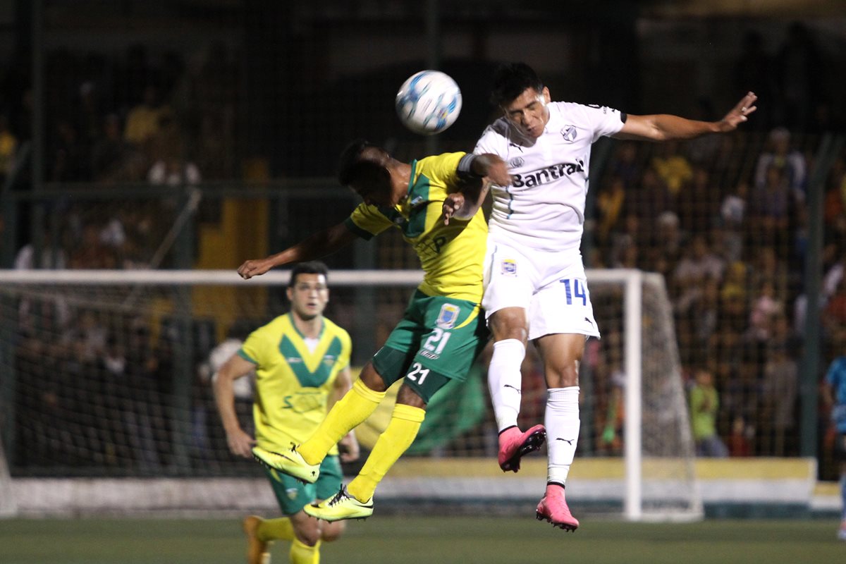 Rafa Morales (Comunicaciones) pelea por el balón. (Foto Prensa Libre: Jesús Cuque)