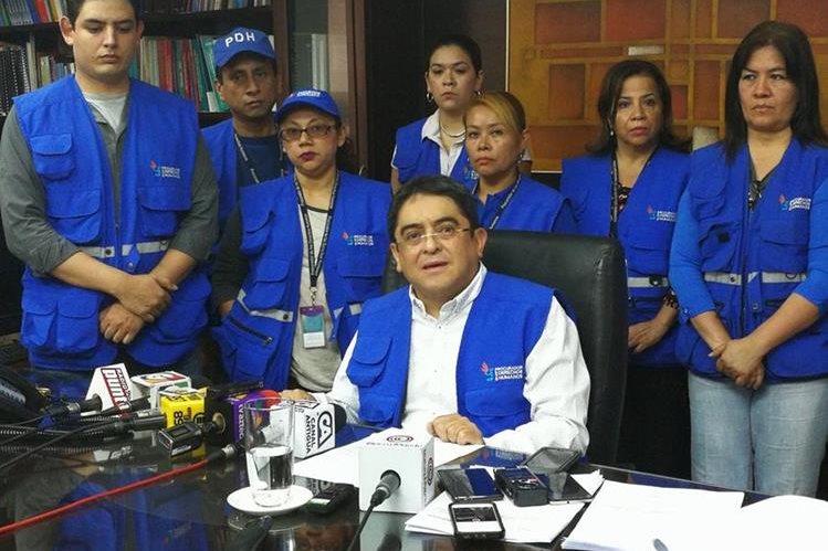 Jordán Rodas, procurador de los Derechos Humanos, y personal de la institución, en conferencia de prensa. (Foto Prensa Libre: Geovanni Contreras)