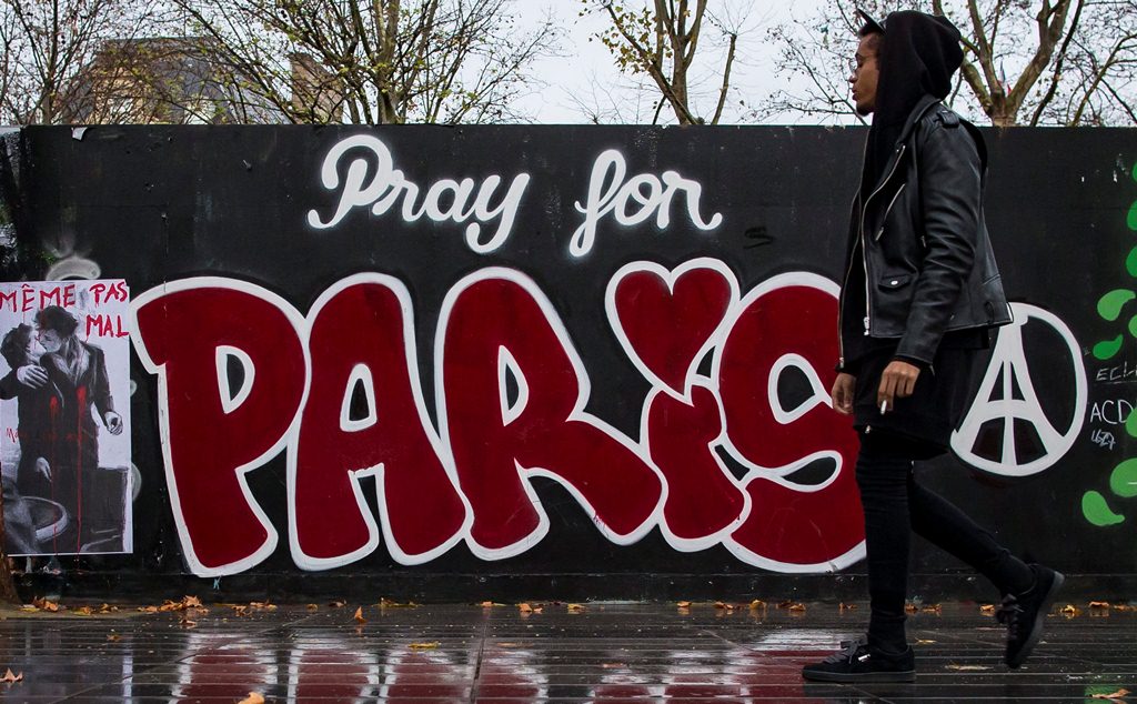 Luego de los atentados, miles de viajeros han suspendido sus viajes a París. (Foto Prensa Libre: EFE)