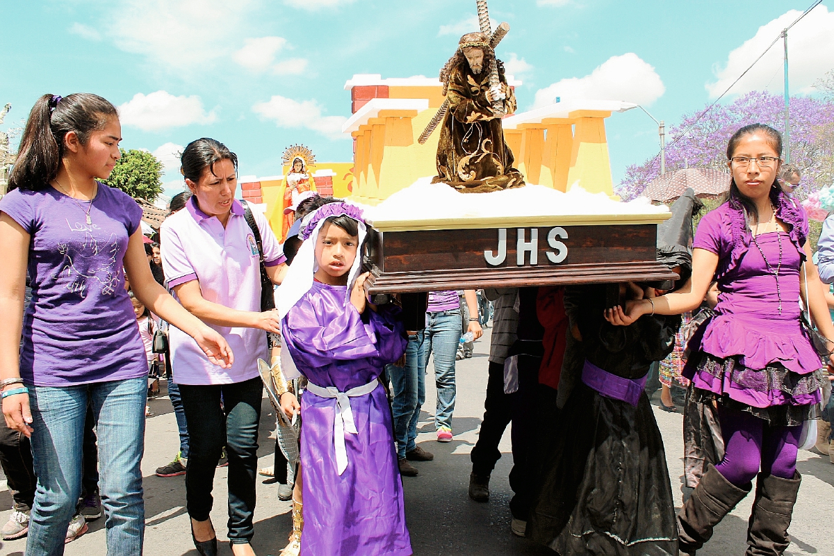Niños participan  en cortejos procesionales de Jueves Santo, en Santa Cruz del Quiché, Quiché.  (Foto Prensa Libre: Óscar Figueroa)