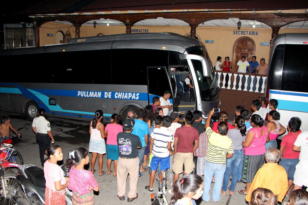 Autoridades de la PGN resguardan a los adolescentes migrantes que se dirigían hacia Quetzaltenango. (Foto Prensa Libre: Rolando Miranda)