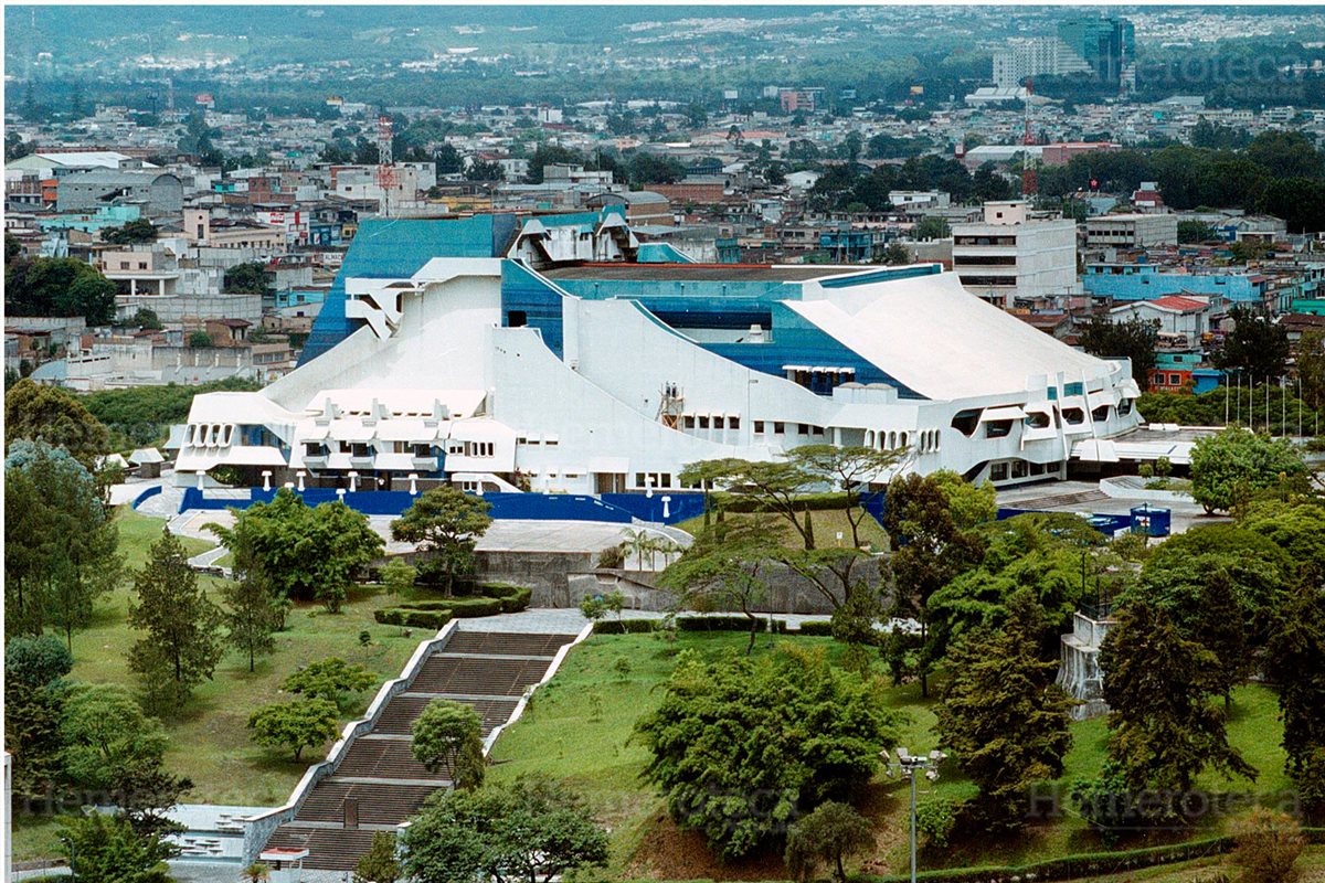 1978: se inaugura el imponente Teatro Nacional 
