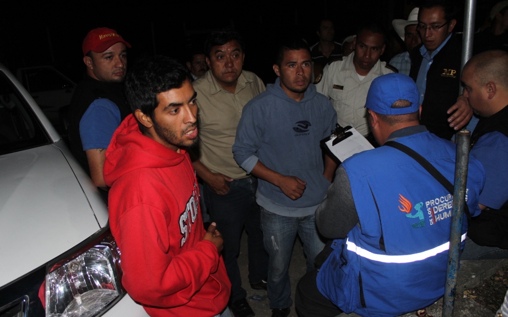 Tres de las nueve personas que permanecieron retenidas en la aldea Belejú, Chicamán, Quiché. (Foto Prensa Libre: Óscar Figueroa)