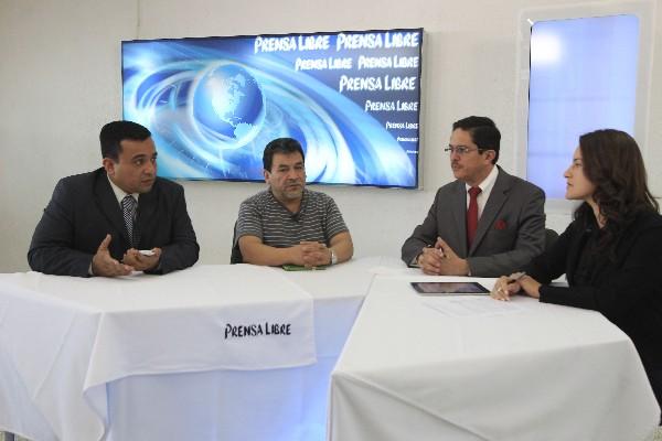 José María Vera  y Carlos Hernández  conversan, durante  el programa Diálogo Libre, con los periodistas  Byron Dardón y Roxana Larios.