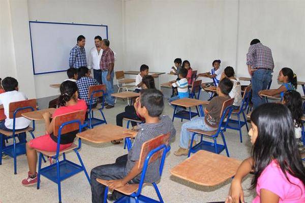 Las aulas de la escuela también cuentan con pupitres nuevos. (Foto Prensa Libre: Carlos Paredes)