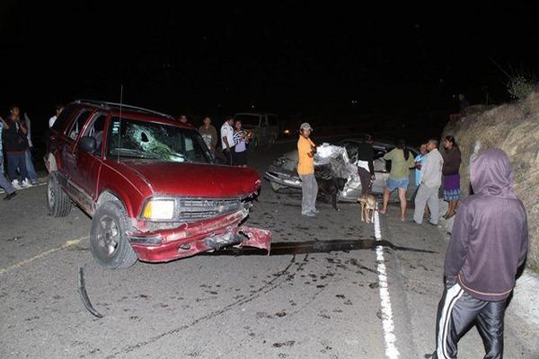 Curiosos observan los dos vehículos que chocaron en el kilómetro 94 de la ruta entre la cabecera de Jalapa y Mataquescuintla. (Foto Prensa Libre: Hugo Oliva) <br _mce_bogus="1"/>