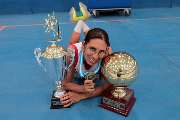 La Chohi posa junto a los trofeos de mejor jugadora, máxima encestadora y su medalla de campeona. (Foto Prensa Libre: Marcela Morales)