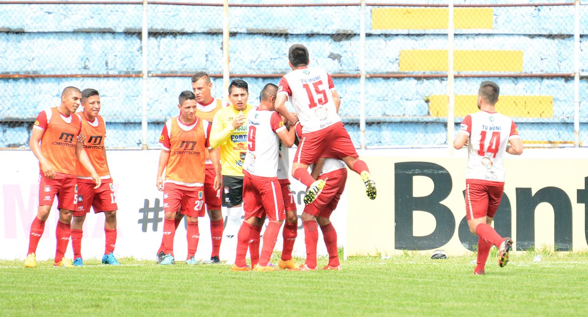 El festejo de los mitecos tras la remontada de este domingo. (Foto Prensa Libre: Omar Méndez)