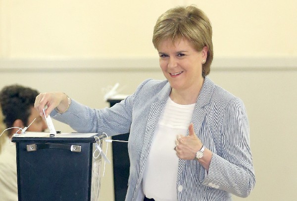 Nicola Sturgeon,Primer ministra de Escocia, emite su voto en Glasgow. (Foto Prensa Libre: AFP).