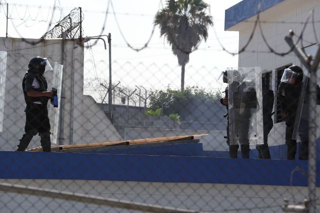 Un grupo de agentes antimotines ingresa a la correccional para evitar que la situación  se tornará violenta. Foto Prensa Libre: Estuardo Paredes.